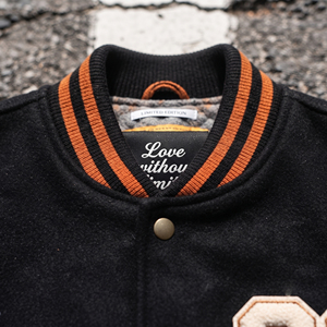 Chaqueta Varsity de Lana Personalizada para Hombre con Cierre de Botones de Cuerno, Logotipo Frontal, Ecológica, Informal, de Invierno, Estilo Béisbol - Product Image 3