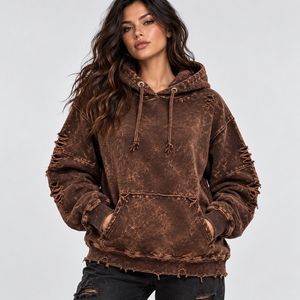 Elegantes suéteres desgastados para mujer que combinan textiles suaves, estampados descoloridos y un corte contemporáneo para atuendos informales. - Product Image 1