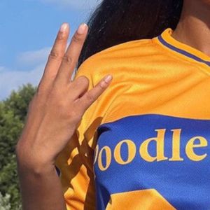 Camiseta Deportiva Personalizada para Mujer, Estilo Equipo Atlético, Manga Corta, Uniforme Deportivo con Diseño de Letras Bordadas - Product Image 5