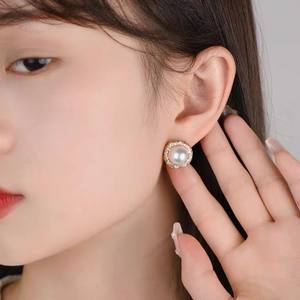 ต่างหูมุกน้ำจืดสไตล์วินเทจยุโรปและอเมริกา รุ่นใหม่ แบบหนีบหู ทรงกลมแบน ดีไซน์แมนโถว - Product Image 4