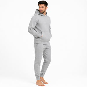 Un coupe-épaules décontracté donne à ce sweat à capuche pour homme un profil moderne, idéal pour les tenues de week-end et un style inspiré du streetwear pour le quotidien. - Product Image 2