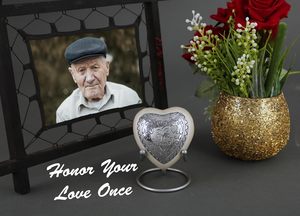 Urne funéraire artisanale de luxe en aluminium, en forme de cœur argenté, écologique, avec support métallique - Product Image 3