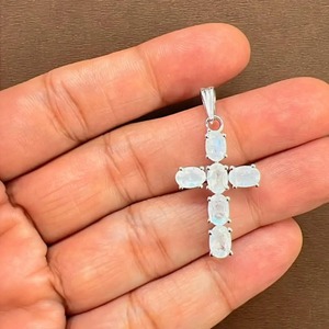 Colgante de Cruz de Piedra Lunar Arcoíris Chapado en Rodio de Plata 925, Corte Ovalado con Engaste de Garras, Joyería Religiosa Unisex Estilo Cristiano Rhaya - Product Image 2