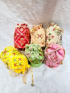 กระเป๋าปอทลีปักลายด้วยมือสำหรับความสง่างามในงานเทศกาล พร้อมลายปักดอกไม้ ปิดด้วยเชือกผูก และงานปักเลื่อมระยิบระยับ - Product Image 2