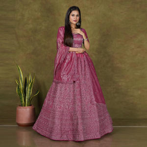 ชุดเลเฮนกาโชลีผ้าทวิลล์ปักลาย พร้อมงานปักดิ้นเลื่อมหนัก กระโปรงทรงแกรนด์ฟเลรยาวกรอมพื้น เสื้อดีไซเนอร์สำหรับงานปาร์ตี้และงานเฉลิมฉลอง - Product Image 3