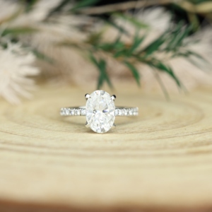 Anillo de Compromiso de Plata 925 con Baño de Oro y Moissanita, Diseño de Halo Oculto con Corte Brillante - Joyería Fina para Mujer - Product Image 2