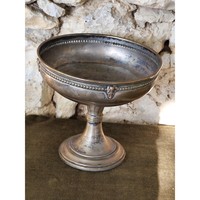 Bol sur piétement de style antique, fabriqué en aluminium avec une base sur pieds et des décorations délicates et ornées le long du rebord.