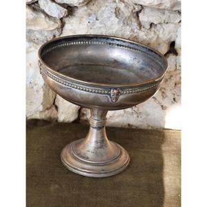 Cuenco con pedestal de estilo antiguo hecho con base de aluminio y delicados adornos decorativos a lo largo del borde - Product Image 2