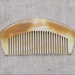 Peigne en corne naturelle polie de qualité supérieure avec double design de dents pour le coiffage et les soins capillaires professionnels en salon à prix abordable - Product Image 1