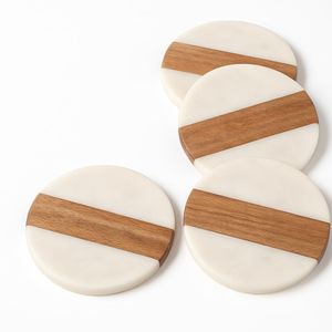 Ensemble de sous-verres carrés en noyer - Écologiques, durables et résistants à la chaleur, taille personnalisée en bois et résine - Product Image 1