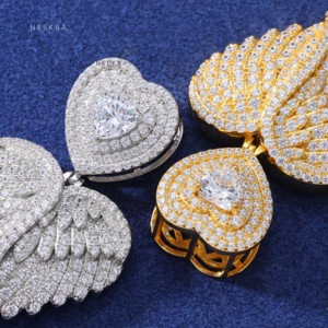 Pendentif Cœur Aile d'Ange - Pendentif en Argent 925 avec Moissanite, Ailes d'Ange Givrées et Ornées de Plumes, Pendentif Cœur avec Pierres Serties à la Main - Product Image 6