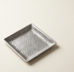 Plateau de service carré en métal argenté personnalisé avec motif et base texturée, vaisselle élégante pour la vente en gros - Product Image 2
