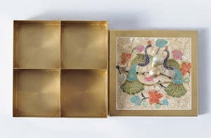 Caja de Recuerdos de Latón Hecha a Mano con Motivo de Pavo Real, Arte Meenakari, Caja Decorativa con Compartimentos, Organizador Multiusos Elegante y de Lujo - Product Image 5