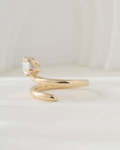 Anillo de Diamante Cultivado en Laboratorio de 1 Quilate, Corte Marquesa, Estilo East West, Abierto y Envolvente, Certificado por IGI - Product Image 2