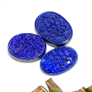 Collier artisanal en argent plaqué avec serti en lapis-lazuli |   Bleu royal naturel |   Photographie de produits élégante |   Texture macroscopique - Product Image 3