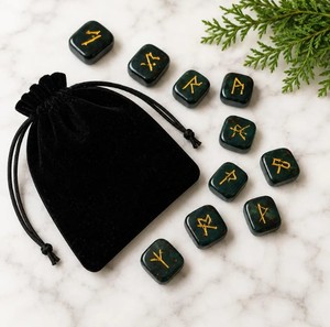 Ensemble de runes Futhark en hématite naturelle, gravées à la main, polies, design vintage, avec pochette en velours noir pour la méditation et la spiritualité - Product Image 5