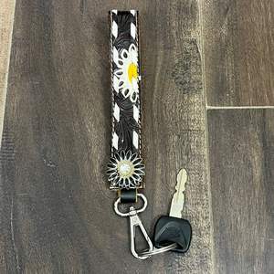 Nouvelle sangle porte-clés artisanale en cuir de vachette véritable avec concho et motif floral tournesol, pince à clés de style western, cadeau - Product Image 5