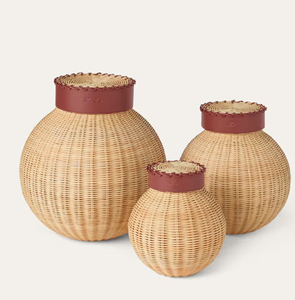 Vase sphérique en rotin tressé, orné de garnitures en cuir brun foncé, vendu en lot, disponible à prix de gros. - Product Image 1