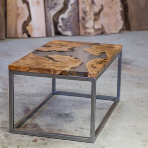 Table basse en bois massif à bord naturel avec résine époxy industrielle pour salon ou décoration intérieure - Product Image 1