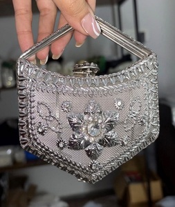 Bolso de mano Kundan hecho a mano, chapado en oro, con adornos tradicionales, para mujer, para bodas, fiestas y eventos festivos. - Product Image 2