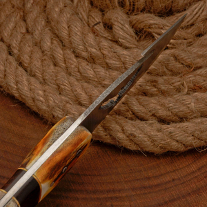 Cuchillo de caza y camping personalizado de acero de Damasco, hoja recta de punta caída, mango de asta grabado, espiga completa, fijo, grado industrial, para exteriores - Product Image 5