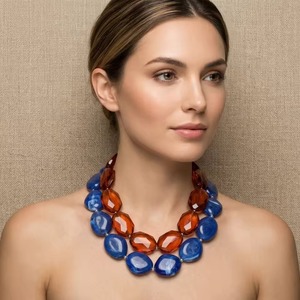 Collier artisanal en résine perlée multicolore, bijou fantaisie de forme irrégulière, accessoire de mode pour mariage et amour - Product Image 1
