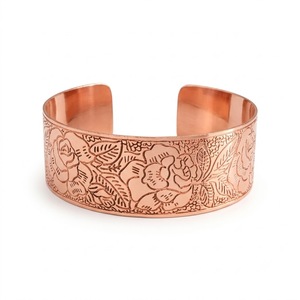Bracelet en or rose personnalisé pour homme, étanche, plaqué PVD, en acier inoxydable, bracelet manchette anti-ternissement, minimaliste, en métal. - Product Image 5