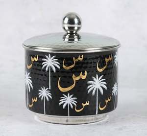 Jarra de acero inoxidable martillado negro con caligrafía árabe dorada y palmeras blancas, tazón decorativo para servir dátiles y chocolates. - Product Image 3