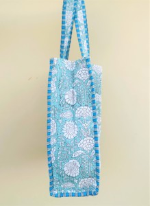 Bolso Tote de Algodón Reversible Acolchado Hecho a Mano con Estampado de Bloques de Jaipur, 18x16 Pulgadas, con Cierre de Cremallera, para Verano, Invierno y Primavera - Product Image 1
