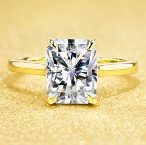 Anillo de Compromiso de Lujo Certificado con Moissanita de Corte Radiante, Engaste de Garra, Plata de Ley 925, Bañado en Oro Amarillo, Alternativa al Diamante - Product Image 3