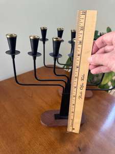 Candelabro de 7 pilares de metal negro y base de madera, perfecto para centros de mesa en grandes eventos de boda y decoración del hogar, procedente de la India. - Product Image 3