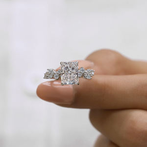 Bague de fiançailles taille radiant, inspirée des feuilles, avec pierres latérales, en or blanc plaqué argent, vintage, unique, florale, alliance de mariage moderne avec diamants - Product Image 1