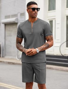 Conjunto de camiseta de manga corta y pantalones cortos de punto de secado rápido, color gris, para hombre, ropa deportiva informal de color sólido. - Product Image 2