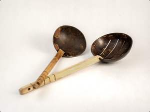 Cuillère décorative en noix de coco, polie à la main, coquille naturelle, accessoire de table élégant pour repas traditionnels - Product Image 3