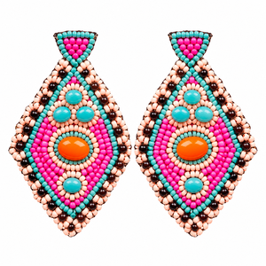 Boucles d'oreilles en forme de larme brodées à la main avec des perles multicolores, des accents de pierres turquoise et orange, et des motifs géométriques rose et pêche - Product Image 1