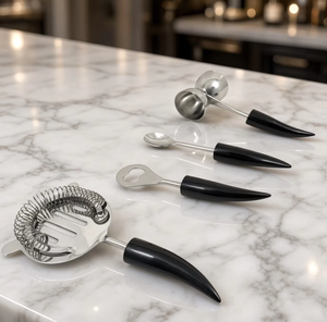 Ensemble d'outils de bar en acier inoxydable 4 pièces avec passoire, doseur, cuillère, ouvre-bouteille, manche noir, design personnalisé - Product Image 3