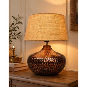 Lámpara de Mesa Rectangular de Latón Martillado, Hecha a Mano y Ecológica |   Base de Madera de Acacia Antigua |   Iluminación Industrial - Product Image 1