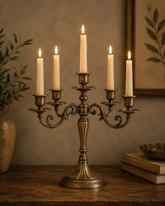 Elegante candelabro de mesa de aluminio dorado claro de 5 brazos, candelabro de metal nórdico para decoración de lujo en comedores y fiestas. - Product Image 4