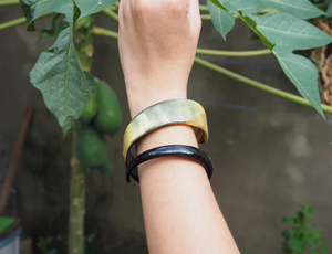 Brazalete de cuerno de búfalo natural con diseño de serpiente en espiral de Decor World Expo - Product Image 3