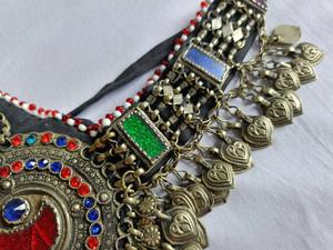 Parures de bijoux afghans de luxe mettant en valeur de grands médaillons en forme de pièce de monnaie et des détails de filigrane complexes avec des boucles d'oreilles pendantes assorties - Product Image 6