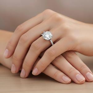 Anillo de compromiso solitario de moissanita clásico de lujo en tono plateado con corte cojín y piedras laterales engastadas en pavé para mujer - Fiesta de aniversario - Product Image 4