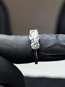 Vente flash - Bague à trois pierres en moissanite argentée avec serti à griffes, design personnalisé, pour fiançailles, anniversaire, célébrations et occasions spéciales - Product Image 3