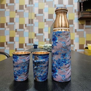 Botella de Agua de Cobre Puro de 1 Litro con Juego de 2 Vasos, Juego de Bebederos de Cobre con Diseño Paisley Hecho a Mano - Product Image 5