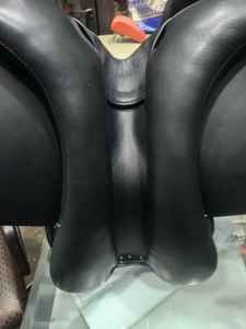 Silla de Montar Inglesa Ligera, Cómoda y Duradera, de Cuero, con Estructura de Madera y Herrajes de Latón Niquelado - Product Image 6