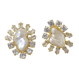 Pendientes de Perlas Barrocas Chapados en Oro de 18K para Mujer - Diseño Floral Étnico Vintage con Incrustaciones de Circonio - Product Image 2