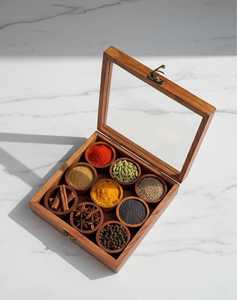 กล่องใส่เครื่องเทศไม้ทำมือ – อินเดียน มาซาลา ดาบบา, กล่องจัดระเบียบในครัวสไตล์เรียบง่าย, ฝาแก้วพร้อมช้อนและช่องใส่ของ 12 ช่อง - Product Image 1
