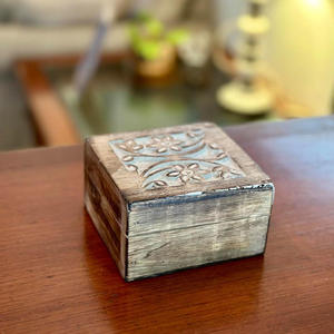 Coffret à bijoux en bois rustique à bas prix pour petits accessoires, montres, pièces de monnaie et bibelots, avec un design traditionnel fait main - Product Image 2