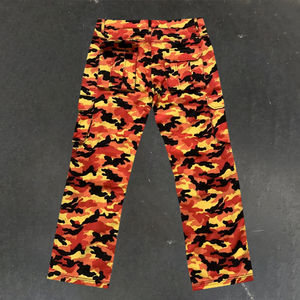 กางเกงคาร์โก้ลายพรางสีส้มพิมพ์ลายกราฟิกผ้าฝ้ายหนานุ่มสำหรับผู้ชาย สไตล์สตรีทแวร์แบบ OEM สั่งทำได้ - Product Image 2