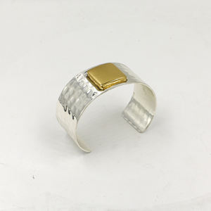 Bracelet manchette artisanal en laiton et métaux mélangés, martelé, large, bicolore, bijou statement, cadeau bohème pour elle - Product Image 2