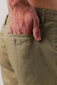 Pantalones Cortos Bermuda Verde Oliva para Hombre, Cintura Media, Cierre de Botones, Casuales, Tejido Sólido de Algodón - Product Image 6